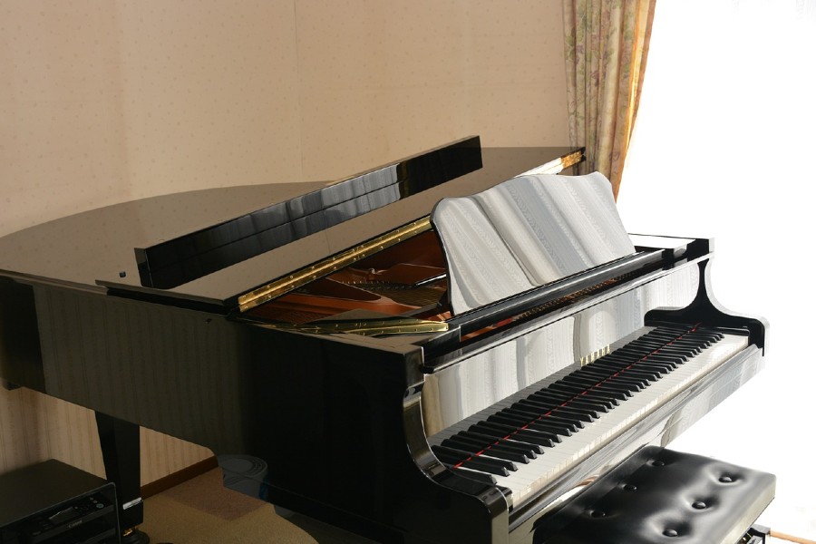 Grand acoustic store piano